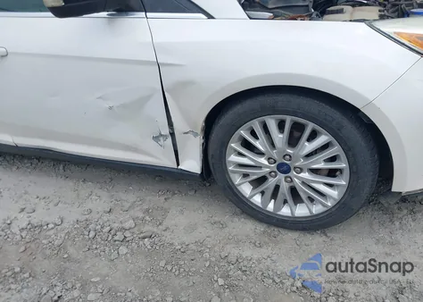 2015 Ford Focus Titanium z USA, uszkodzony, nr VIN 1FADP3N21FL238865